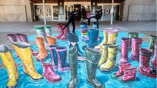 Una pintura anamórfica acuática de Leon Keer celebra la jornada