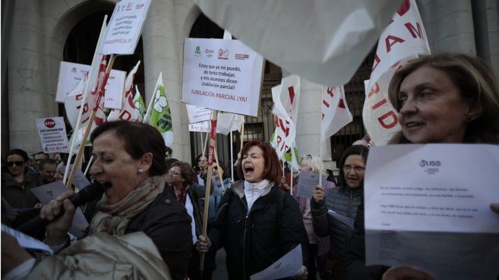 Concentración de los sindicatos que representan a la enseñanza concertada a las puertas de la Consejería de Educación para reclamar que asuman el sobrecoste de la jubilación parcial de los docentes.