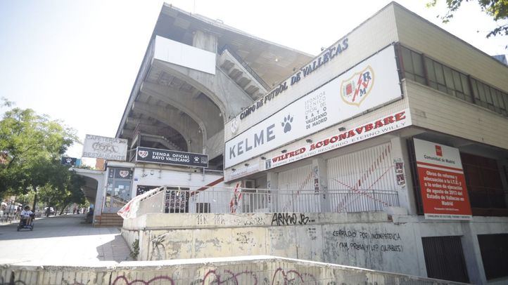 Varias pintadas en el estadio claman contra la mala gestión del presidente del Rayo Vallecano, Martín Presa, y contra la Comunidad de Madrid por abrir el campo sin las condiciones de seguridad.