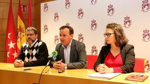 Rueda de prensa del alcalde de Coslada, Ángel Viveros, junto a la segunda teniente de alcalde y concejala de Personal, Macarena Orosa, y el edil de Educación, Cultura y Deportes, Iván López