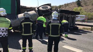 Tres heridos tras el vuelco de un camión en la A-3
