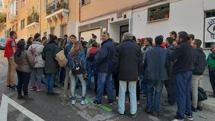 Alrededor de medio centenar de personas se han concentrado este viernes frente a la vivienda del hombre en el barrio de Alvarado, para evitar su desahucio.