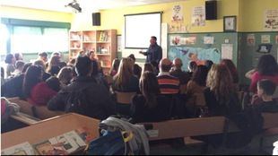 Tomás Calamardo, durante una charla en un instituto