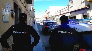 Agentes detienen a un joven por apuñalar a su hermano.
