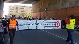 Los vecinos de Rejas se movilizan en protesta por la falta de transporte público en la zona.