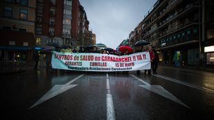 Manifestación de las asociaciones de vecinos de Carabanchel para pedir la construcción de tres centros de salud a la Comunidad de Madrid en los barrios de Comillas, Abrantes y 15 de Mayo en 2018.