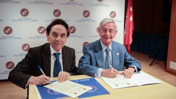 El presidente de la UAX, Jesús Núñez, y el presidente de la Real Academia de la Gastronomía, Rafael Ansón, firman su acuerdo de renovación de la Cátedra RAG-UAX.