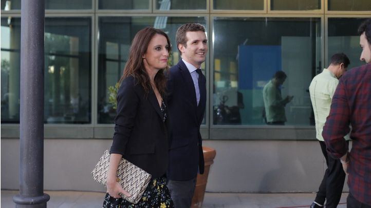 Andrea Levy junto a Pablo Casado.