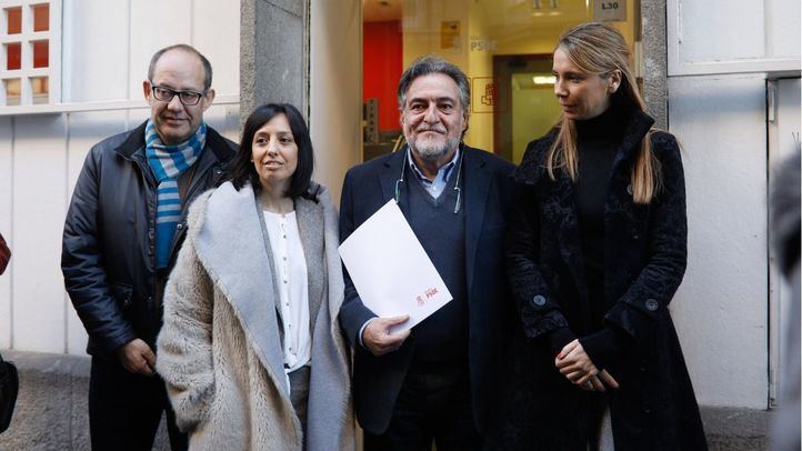Pepu Hernández, junto a su equipo, presenta la documentación necesaria para presentarse a las primarias del Psoe de Madrid.