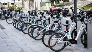 Estación de alquiler BiciMAD en la plaza del Carmen.