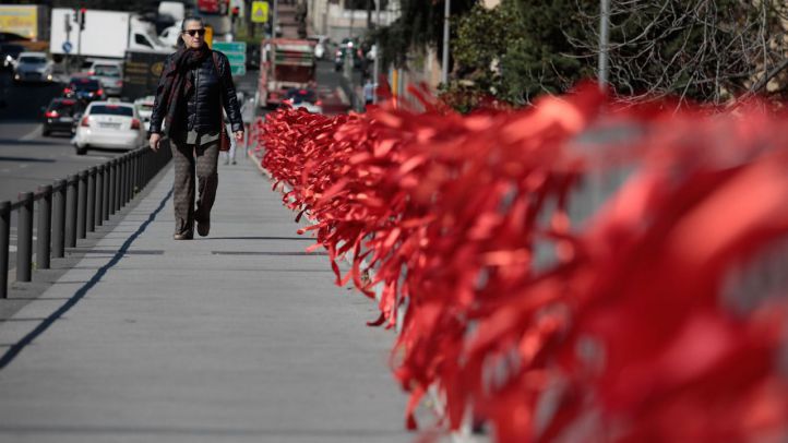 La acción 'Yonomeolvido' ha llenado de lazos rojos la ciudad de Madrid para concienciar a los partidos políticos de que el VIH 'no debe olvidarse'
