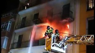 Incendio en Arganzuela, donde 11 personas han resultado intoxicadas por el humo.