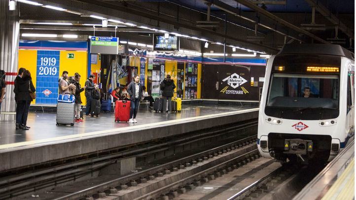 Viajeros en el Metro de Madrid.