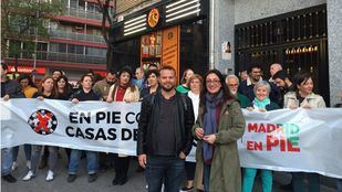 IU y Anticapitalistas 'okupan' una casa de apuestas en Vallecas