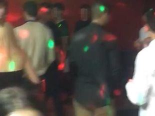 Municipales desalojan un local en los bajos de Argüelles con 70 menores