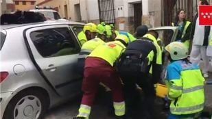 Un turismo con cuatro ocupantes choca contra la fachada de un edificio en Robledo de Chavela