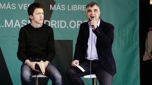 Gabriel Ortega, candidato de Más Madrid Ganar Móstoles a la Alcaldía, junto a Íñigo Errejón.