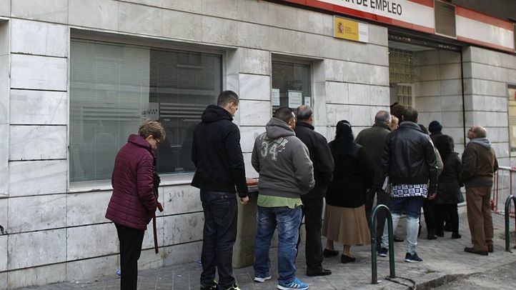 Colas en la oficina de empleo ubicada en el barrio de Numancia en el distrito de Puente de Vallecas.