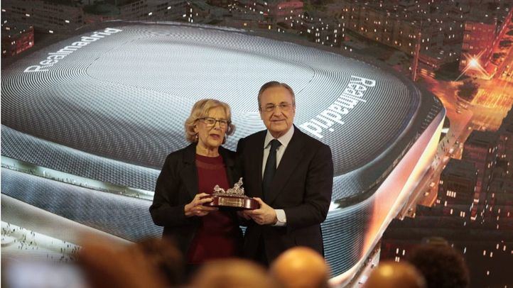 La alcaldesa de Madrid, Manuela Carmena, con el presidente del Real Madrid, Florentino Pérez, en la presentación del Nuevo Estadio Santiago Bernabéu.