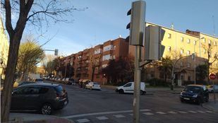 Vehículos aparcados de forma irregular en el distrito de Usera.