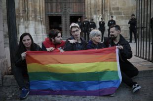 Besos en la catedral de Alcalá contra los cursos del Obispado