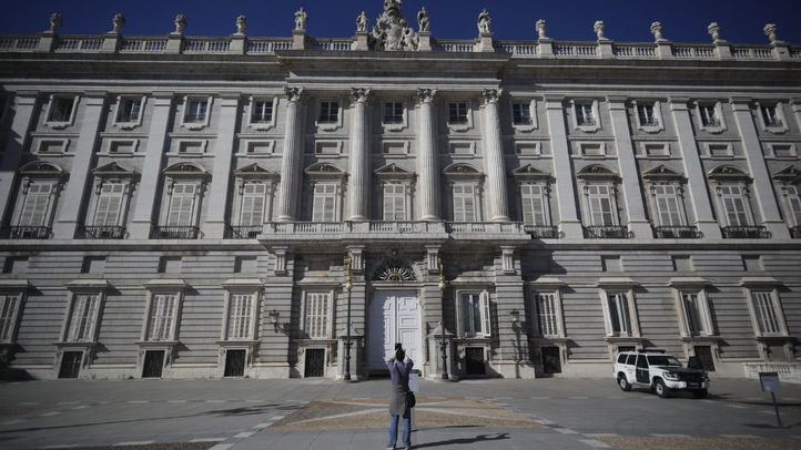 Un turista toma una foto al Palacio Real, uno de los principales atractivos para el turismo en Madrid.