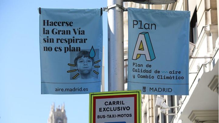 Carteles de la campaña del Ayuntamiento promocionando el 'Plan A' de calidad del aire.