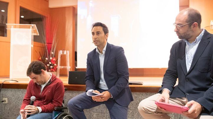 Javier Luengo (en el centro), en la Primera mesa de debate 'Inclusión: percepción social y realidad'. (Archivo)