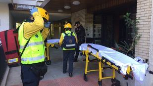 Bomberos y sanitarios acuden a un incendio en un edificio en la Ciudad de los Periodistas.