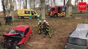 Los dos vehículos accidentados, tras caer tres metros por un terraplén.