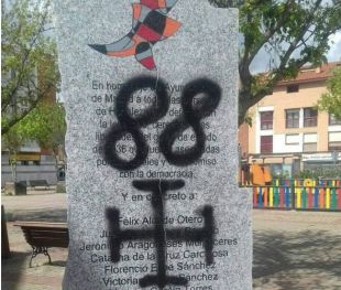 Segunda pintada nazi en el monumento a las víctimas del franquismo