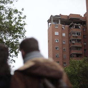 Los vecinos entran en sus casas acompañados por bomberos y policías