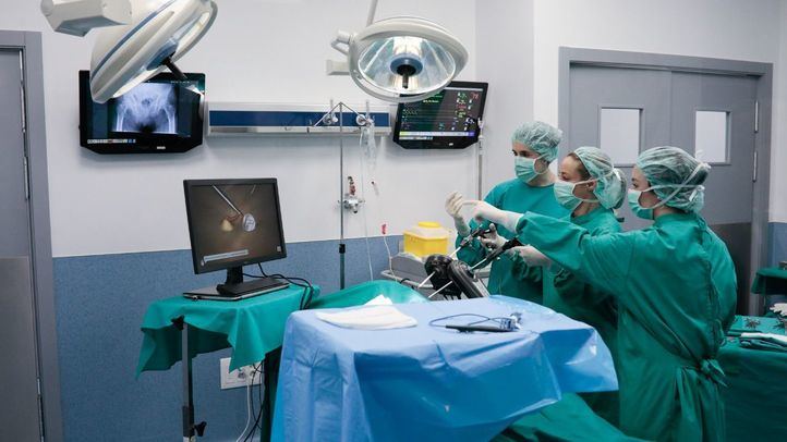 Dos alumnas hacen prácticas en el recién inaugurado Hospital de Simulación Virtual de la UAX.