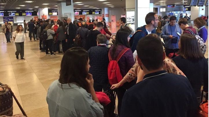 Imagen de las colas en Barajas para pasar los controles de seguridad