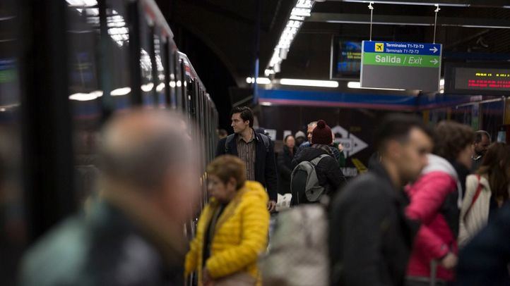 Viajeros en el Metro de Madrid.