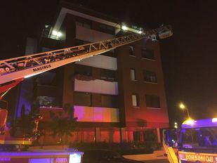 Un incendio obliga a rescatar a una familia y a cuatro policías en Montecarmelo