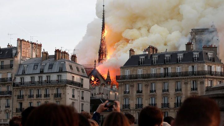 Arde la catedral de Notre Dame en París.