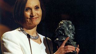 Pilar Miró recogió el Goya a la mejor dirección en 1996, en la 11 gala de los premios del cine español