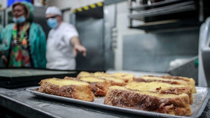 Bandeja de torrijas una vez fritas.