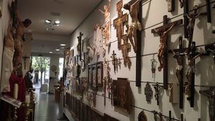 Tiendas litúrgicas, un negocio tradicional en Madrid
