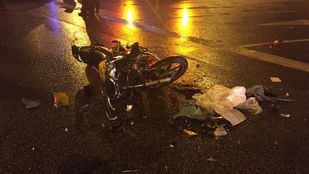 El conductor de la motocicleta ha sido trasladado grave al Clínico.