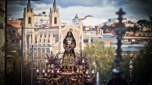La lluvia complica las procesiones del Viernes Santo
