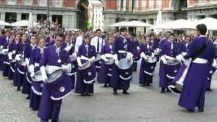 El apedreo del 'Judas de Robledo' y la tamborrada en la Plaza Mayor de Madrid, últimos actos