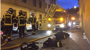 Tres dotaciones de bomberos han acudido a sofocar el incendio.