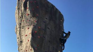 Cae desde una altura de nueve metros cuando escalaba en un rocódromo