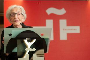 La poeta uruguaya recibirá este martes el galardón más importante de las letras hispánicas