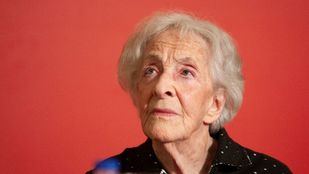 Aida Vitale hace un legado en una de las cajas del Instituto Cervantes.
