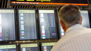 Un detenido por un doble apuñalamiento en la T1 de Barajas