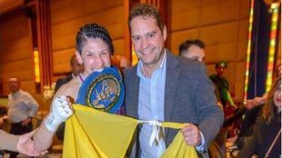 La boxeadora Miriam Gutiérrez junto al alcalde de Torrejón, Ignacio Vázquez.