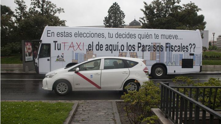 Autobús para pedir el voto para los partidos que apoyan el sector del taxi.